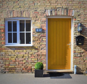 The Old Bottle Store - 2 Double Bedrooms, 2 Bathrooms, St Ives, Cambridgeshire